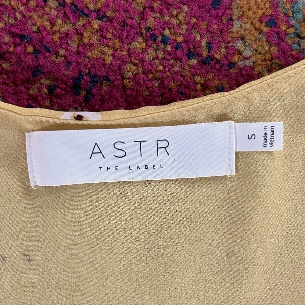 ASTR the label | Women’s Butter Yellow Floral Vneck Ruffle Hem Puff SleeveTop, S